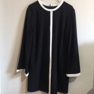 XL Glamour black and white dress with bell arms.